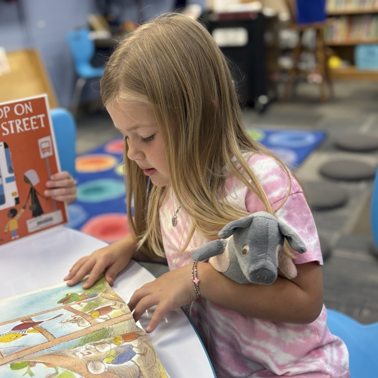 kindergarten kids reading to book buddies 