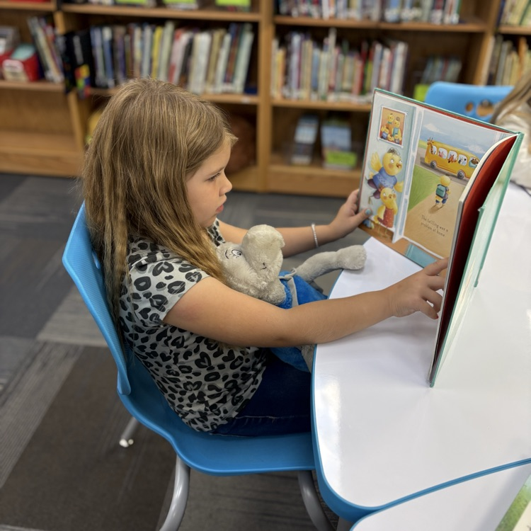kindergarten kids reading to book buddies 