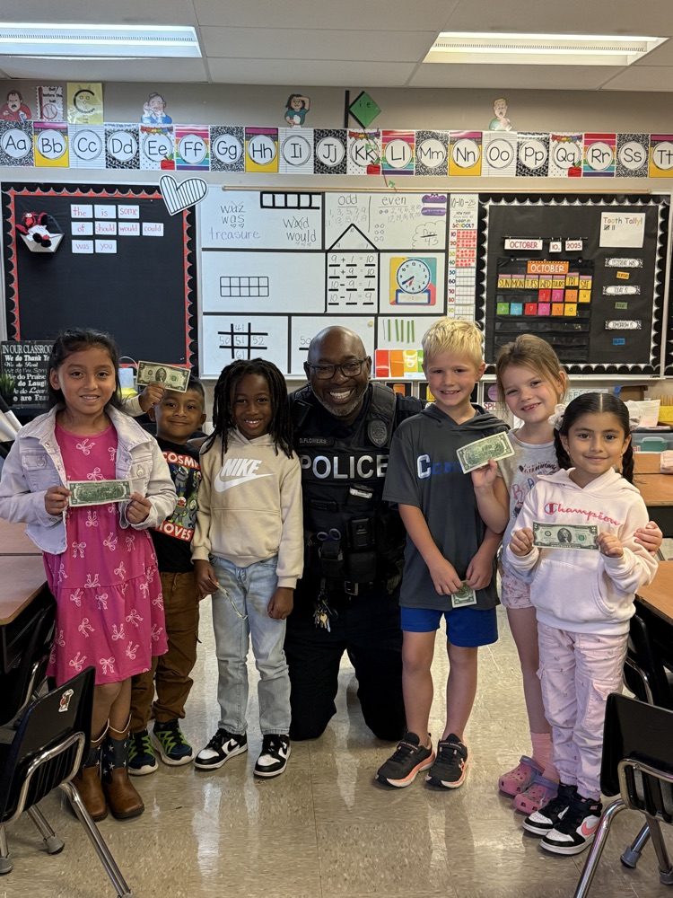 Mrs. Roberts’ class loves Officer Flowers! He is the best at pep talks, check ins, keeping us safe, and surprise rewards for excellent behavior!!
