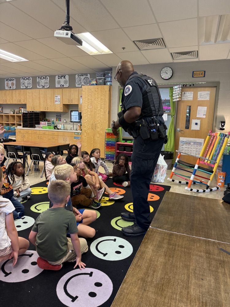 Mrs. Roberts’ class loves Officer Flowers! He is the best at pep talks, check ins, keeping us safe, and surprise rewards for excellent behavior!!