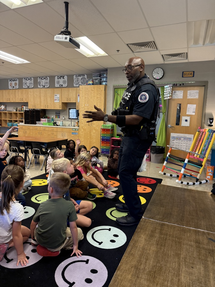 Mrs. Roberts’ class loves Officer Flowers! He is the best at pep talks, check ins, keeping us safe, and surprise rewards for excellent behavior!!