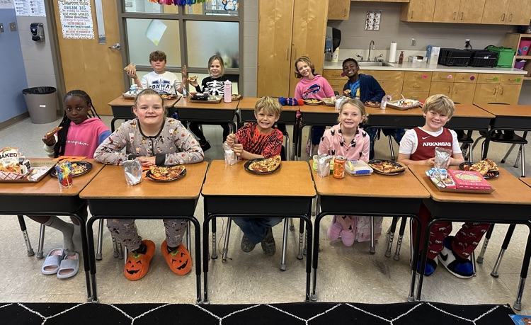There’s not much better than a pizza party on pajama day! Mrs. Hill’s class was the top selling class in the fundraiser and enjoyed a pizza party at lunch today! Thank you, WCE PTO!🍕