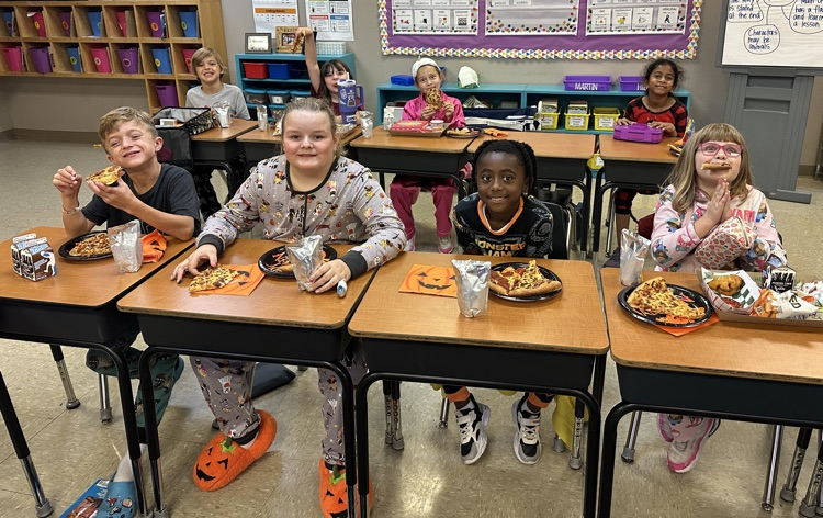 There’s not much better than a pizza party on pajama day! Mrs. Hill’s class was the top selling class in the fundraiser and enjoyed a pizza party at lunch today! Thank you, WCE PTO!🍕