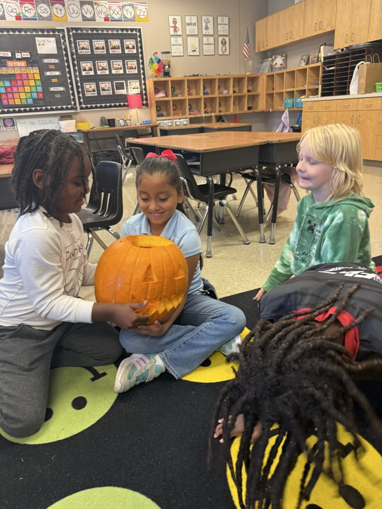 🎃 Mrs. Roberts’ class had a smashing good time today! Students rolled up their sleeves and helped carve a pumpkin — scooping, designing, and getting just a little messy along the way. 🧡👩‍🏫 Looks like we’ve got some pumpkin pros in the making! 🎃