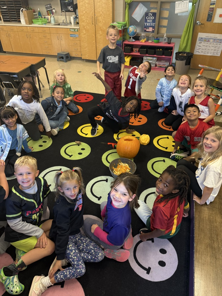 🎃 Mrs. Roberts’ class had a smashing good time today! Students rolled up their sleeves and helped carve a pumpkin — scooping, designing, and getting just a little messy along the way. 🧡👩‍🏫 Looks like we’ve got some pumpkin pros in the making! 🎃