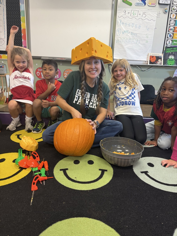 🎃 Mrs. Roberts’ class had a smashing good time today! Students rolled up their sleeves and helped carve a pumpkin — scooping, designing, and getting just a little messy along the way. 🧡👩‍🏫 Looks like we’ve got some pumpkin pros in the making! 🎃