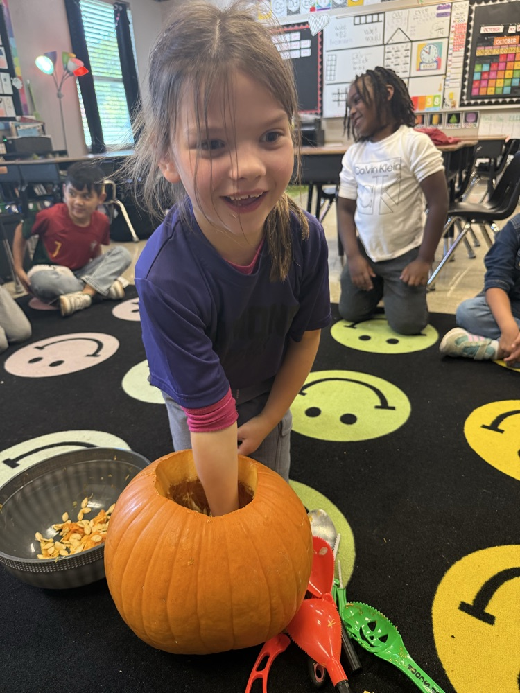 🎃 Mrs. Roberts’ class had a smashing good time today! Students rolled up their sleeves and helped carve a pumpkin — scooping, designing, and getting just a little messy along the way. 🧡👩‍🏫 Looks like we’ve got some pumpkin pros in the making! 🎃