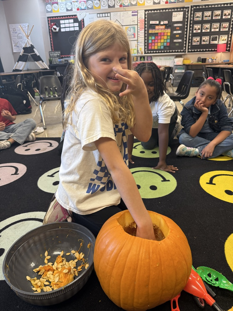 🎃 Mrs. Roberts’ class had a smashing good time today! Students rolled up their sleeves and helped carve a pumpkin — scooping, designing, and getting just a little messy along the way. 🧡👩‍🏫 Looks like we’ve got some pumpkin pros in the making! 🎃