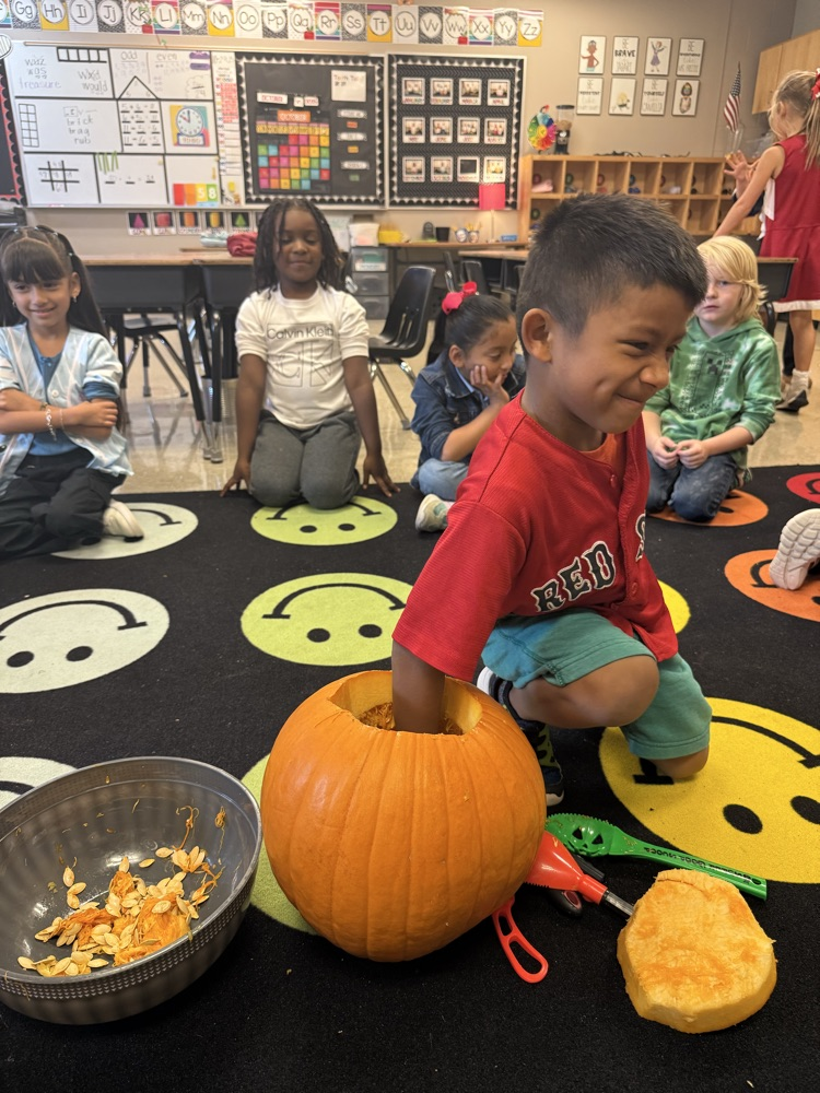 🎃 Mrs. Roberts’ class had a smashing good time today! Students rolled up their sleeves and helped carve a pumpkin — scooping, designing, and getting just a little messy along the way. 🧡👩‍🏫 Looks like we’ve got some pumpkin pros in the making! 🎃