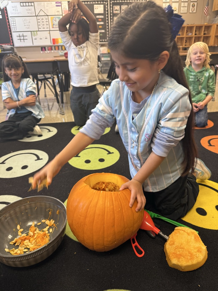 🎃 Mrs. Roberts’ class had a smashing good time today! Students rolled up their sleeves and helped carve a pumpkin — scooping, designing, and getting just a little messy along the way. 🧡👩‍🏫 Looks like we’ve got some pumpkin pros in the making! 🎃