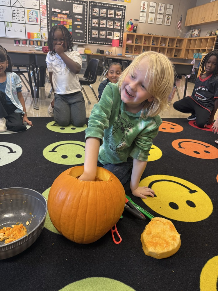 🎃 Mrs. Roberts’ class had a smashing good time today! Students rolled up their sleeves and helped carve a pumpkin — scooping, designing, and getting just a little messy along the way. 🧡👩‍🏫 Looks like we’ve got some pumpkin pros in the making! 🎃
