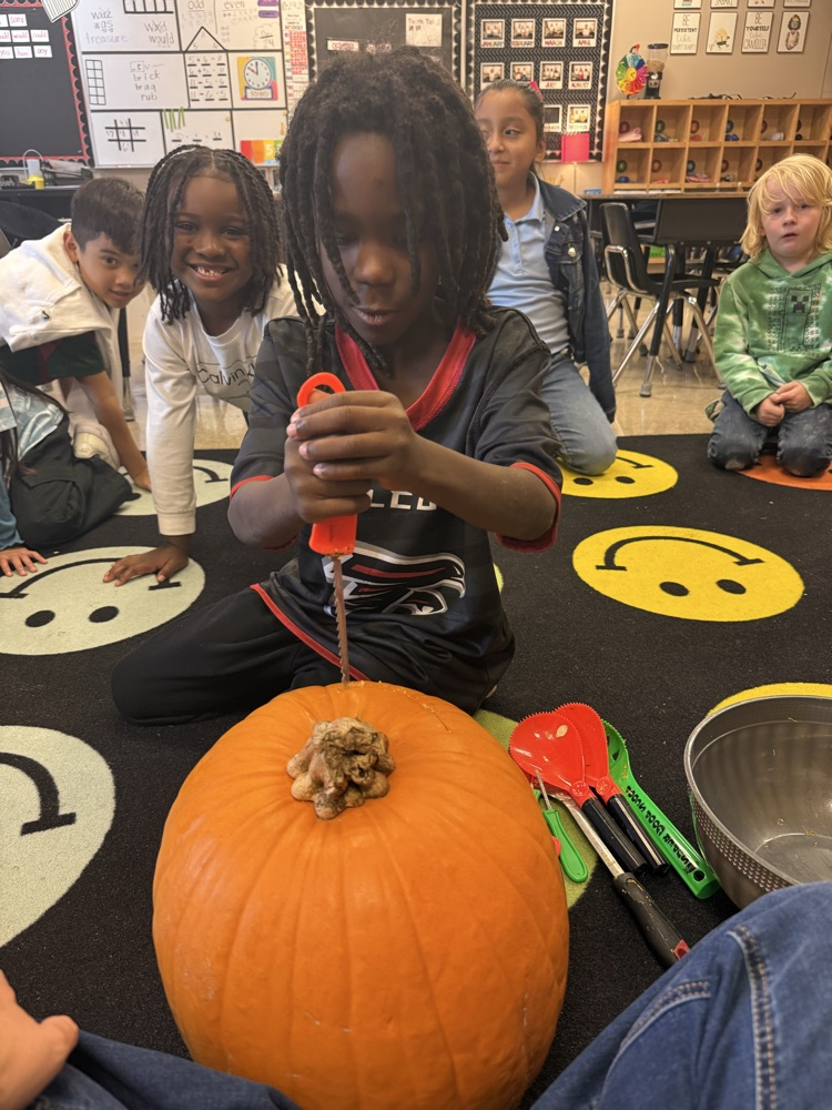 🎃 Mrs. Roberts’ class had a smashing good time today! Students rolled up their sleeves and helped carve a pumpkin — scooping, designing, and getting just a little messy along the way. 🧡👩‍🏫 Looks like we’ve got some pumpkin pros in the making! 🎃