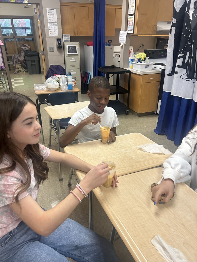 students making pumpkin pie cups.