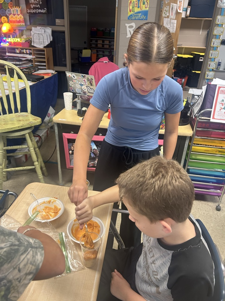 students making pumpkin pie cups.