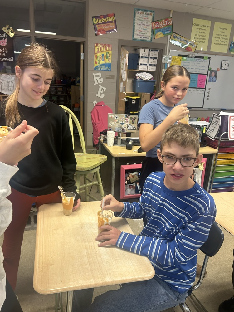 students making pumpkin pie cups.