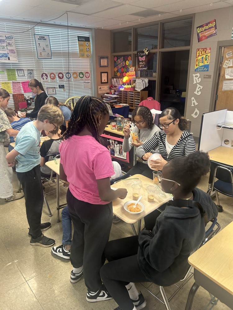 students making pumpkin pie cups.