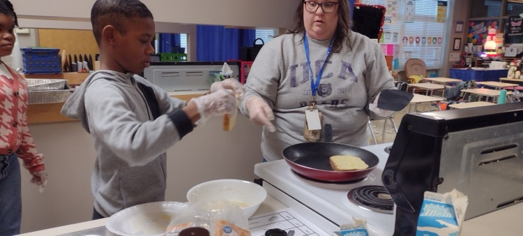 students making French toast!