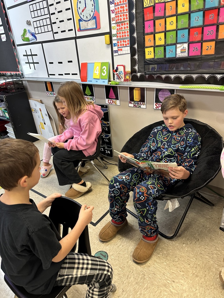 Mrs. Rogoff’s class celebrated the first day of Read Across America week at Camp Read-A-Lot followed by reading with 1st grade book buddies 📖 