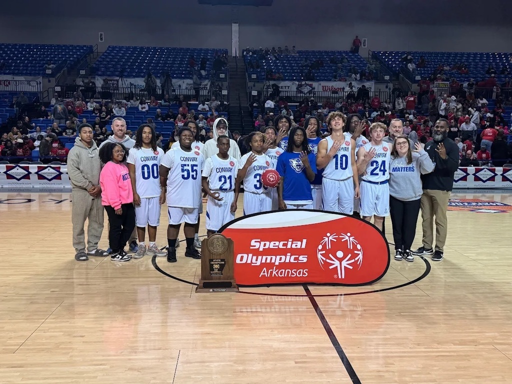 team photo throwing up the 4 for 4-peat champions