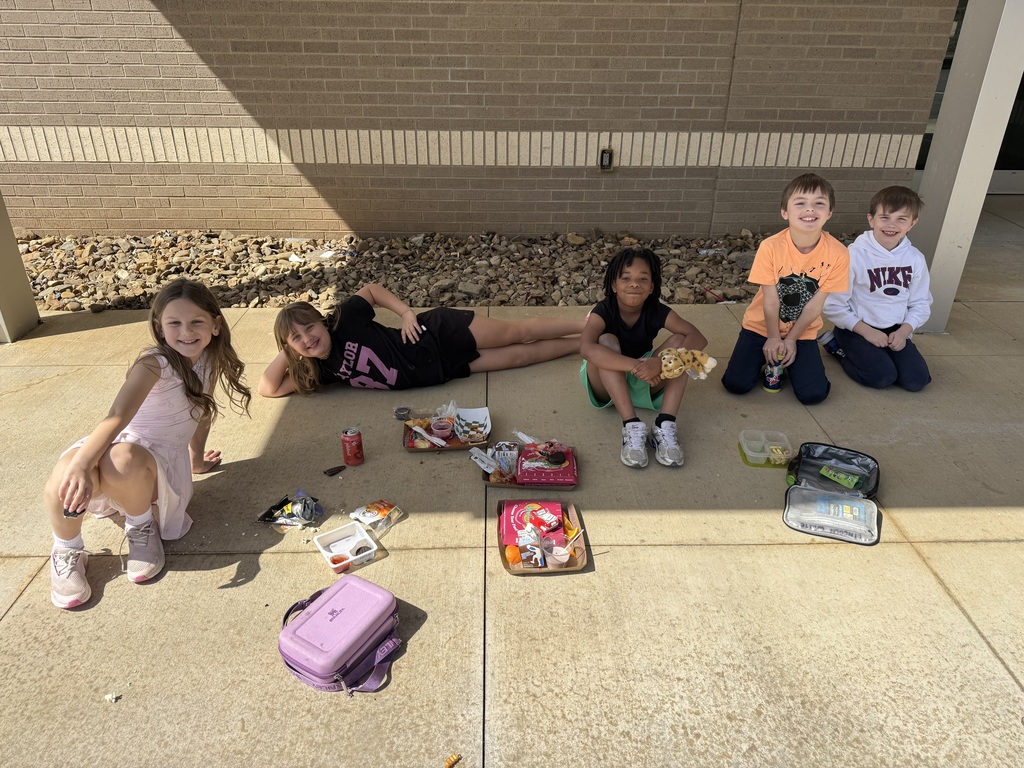 Mrs. Wilcox's students redeemed their dojo points and had lunch with the teacher outside.