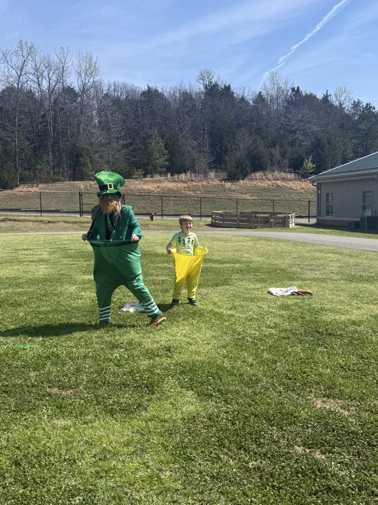 Leprechaun Ash O’Malley made a guest appearance in Mrs. Robert’s class today!  Kids read a story of the Luckiest Leprechaun and played leprechaun games.