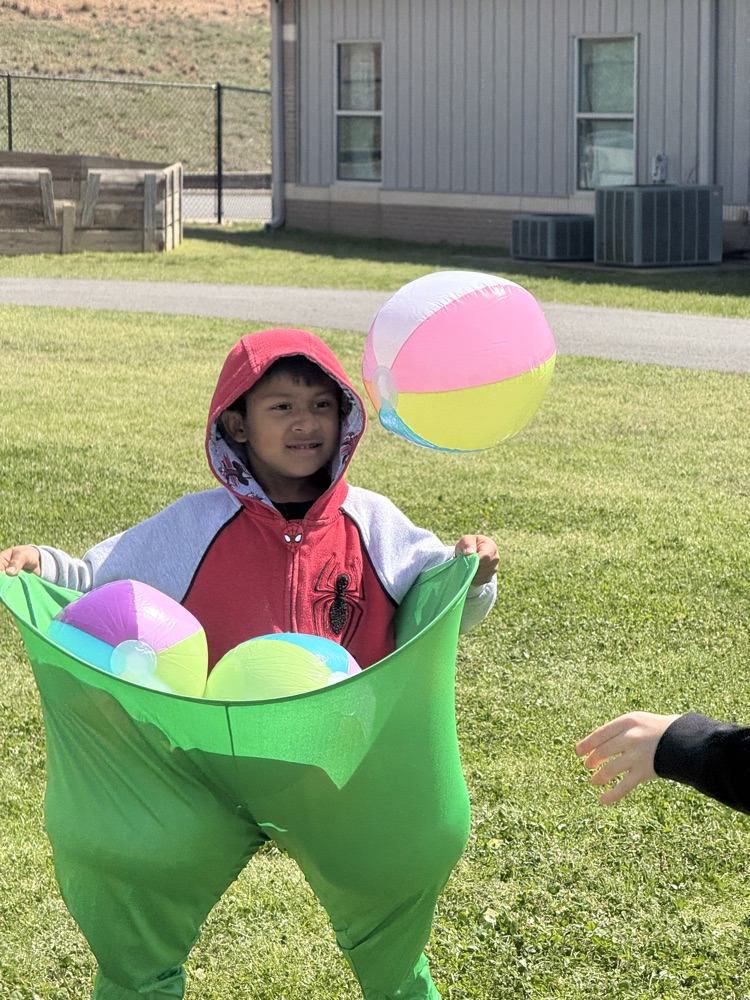 Leprechaun Ash O’Malley made a guest appearance in Mrs. Robert’s class today!  Kids read a story of the Luckiest Leprechaun and played leprechaun games.