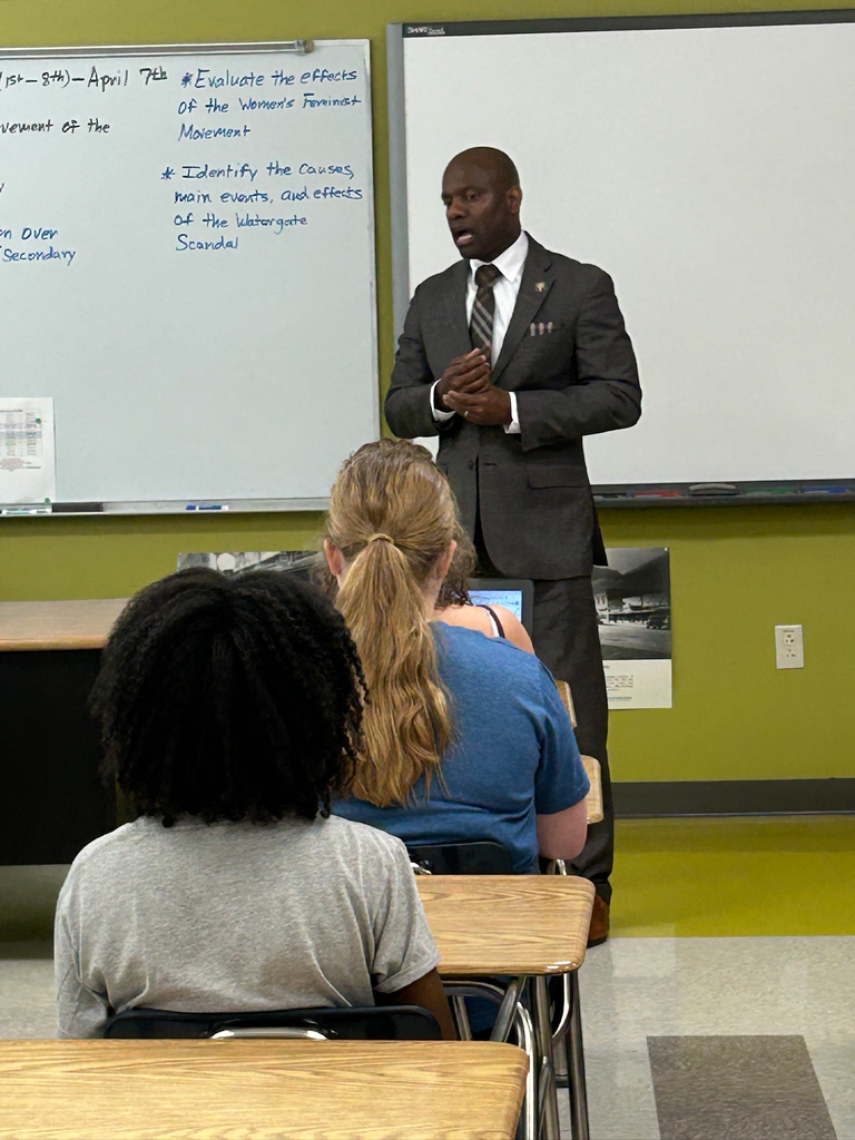 Image of Senator Fred Love speaking to students.