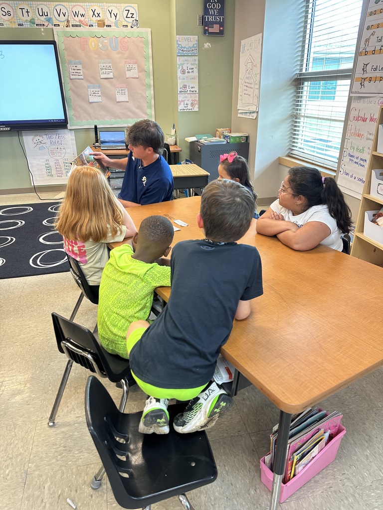 Ms. Tipton’s class had some very special guest readers Monday—her dad and a few of his baseball players from Pulaski Academy! ⚾️📚 We loved every minute of it!