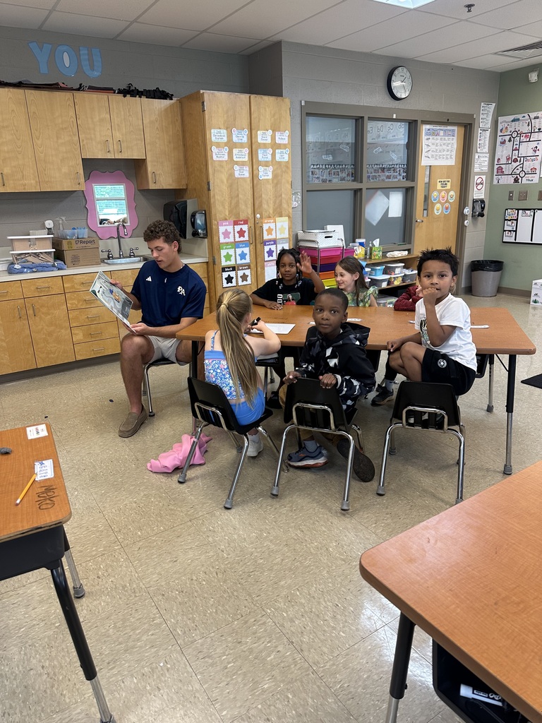Ms. Tipton’s class had some very special guest readers Monday—her dad and a few of his baseball players from Pulaski Academy! ⚾️📚 We loved every minute of it!