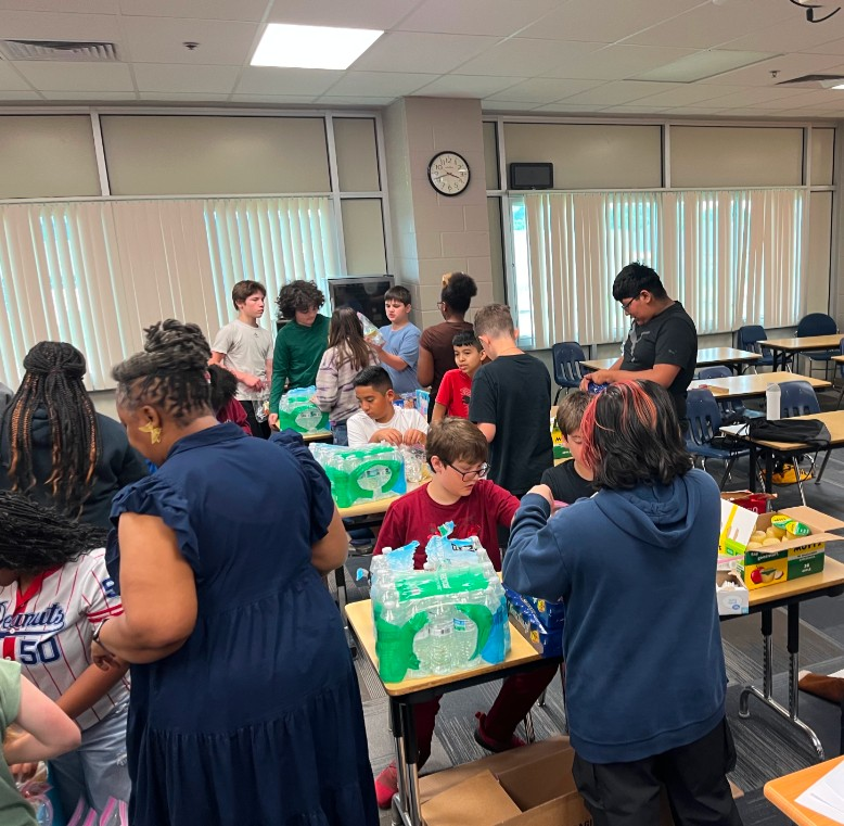 Simon’s Builder’s Club and their friends packed and delivered 240 snack packs, to The Conway Ministry Center, during WIN today.  Serving our community is fun! 