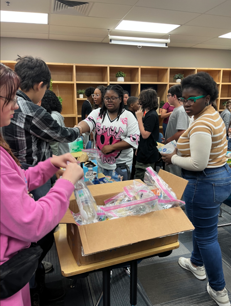 Simon’s Builder’s Club and their friends packed and delivered 240 snack packs, to The Conway Ministry Center, during WIN today.  Serving our community is fun! 