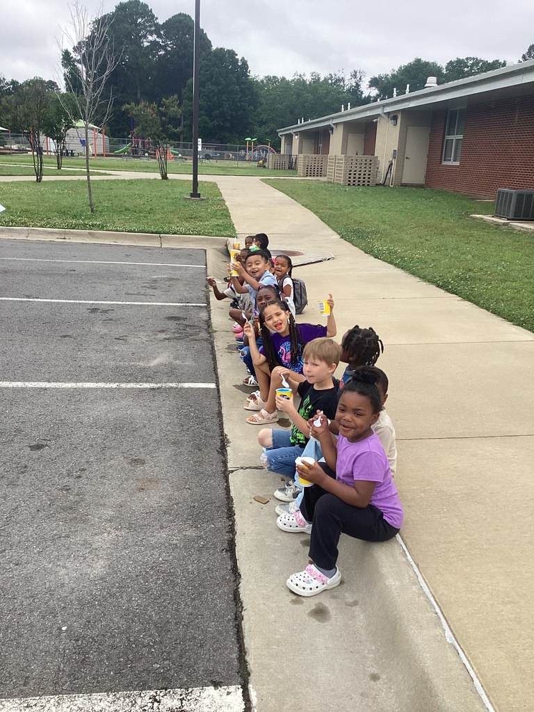 children enjoyig Kona ice
