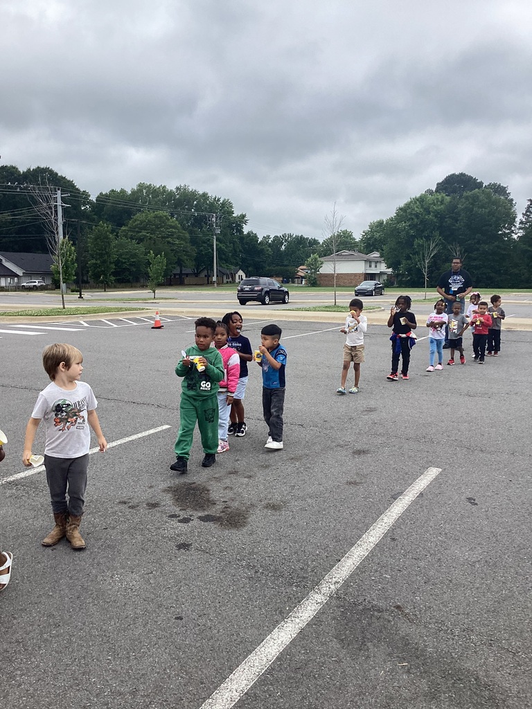 children enjoying snow cones from Kona Ice