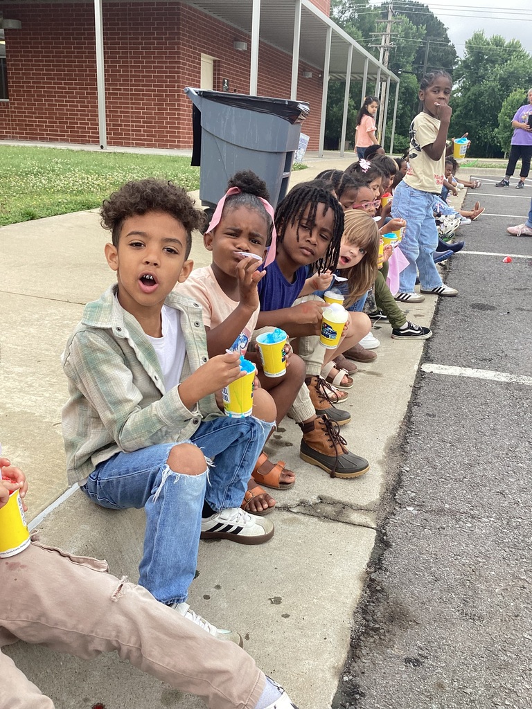 children enjoying snow cones form Kona Ice