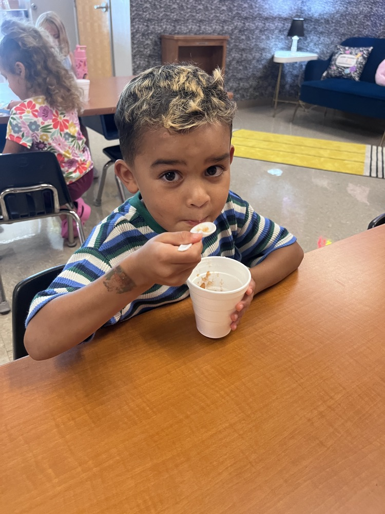 We are learning all about our 5 senses in Brown’s class! Today, we put our senses of taste and smell to work by making our very own applesauce.