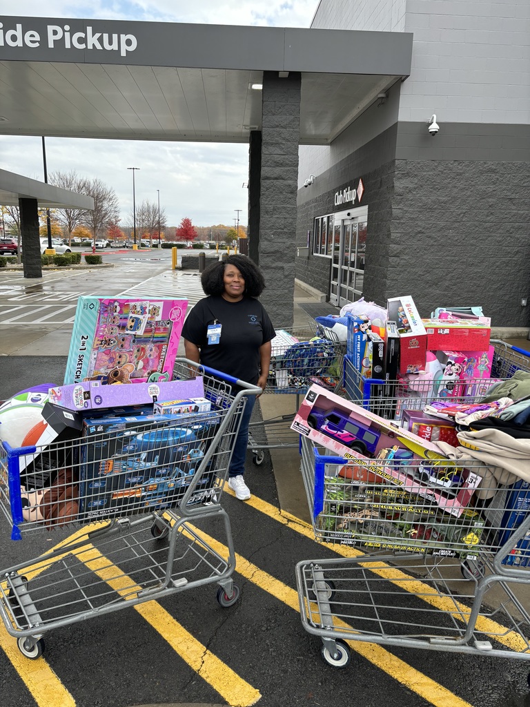 D3 makes donationto City of Hope Christmas Mall