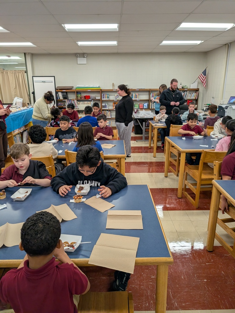 wharton students making Turkey cupcakes