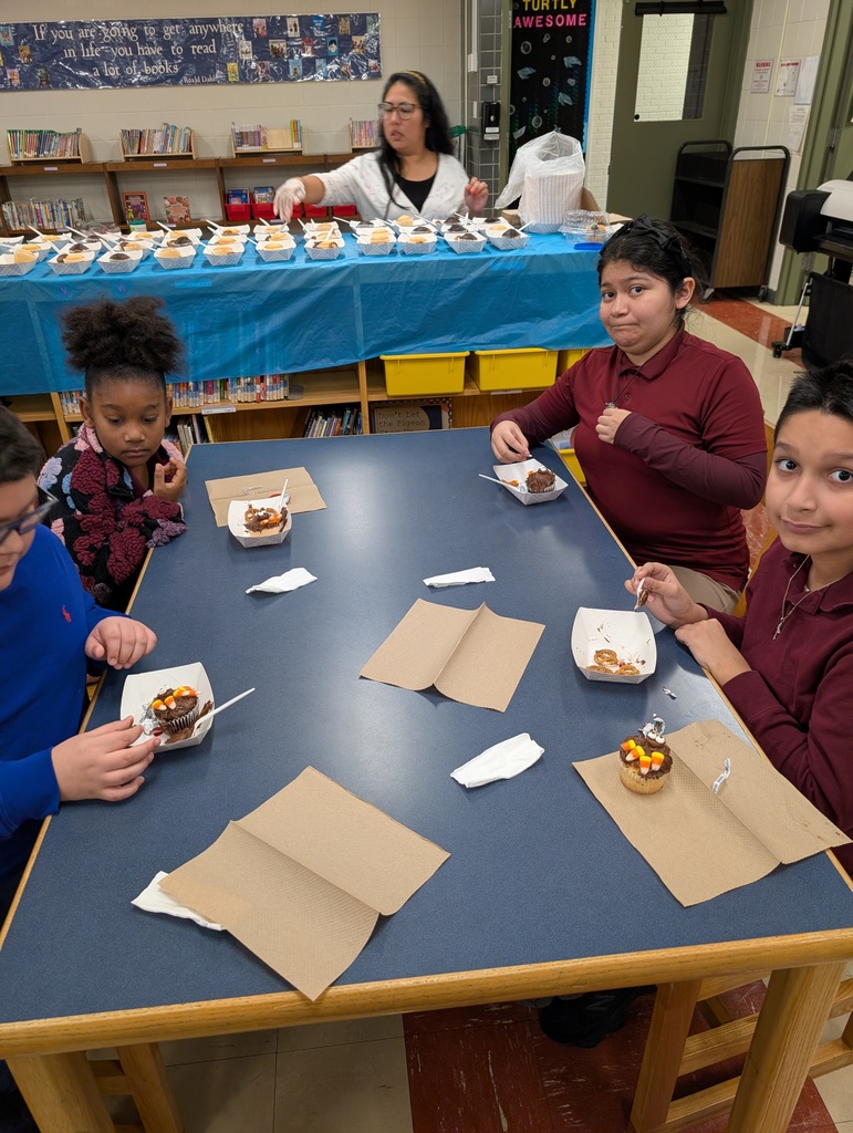 wharton students making Turkey cupcakes