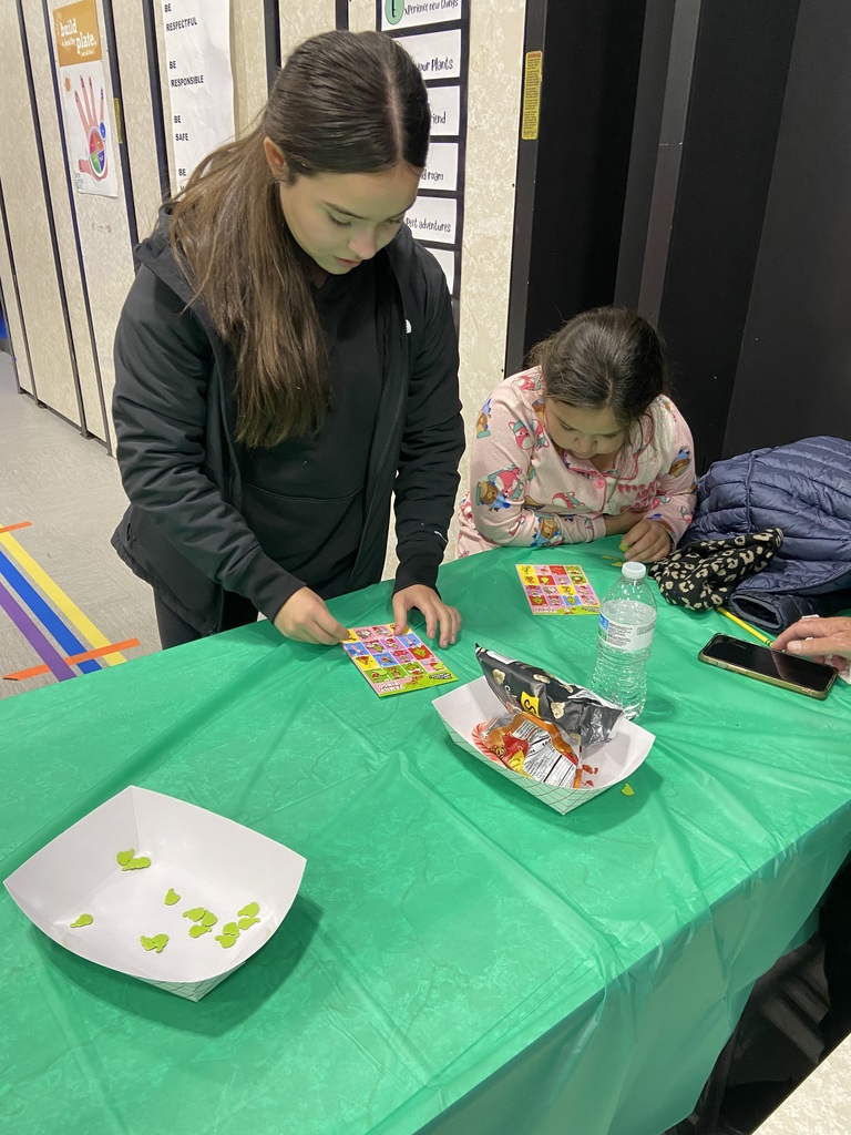 2 girls playing bingo