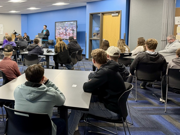 a picture of one of the breakout sessions where students are listening to a panel of people who are also officials. 