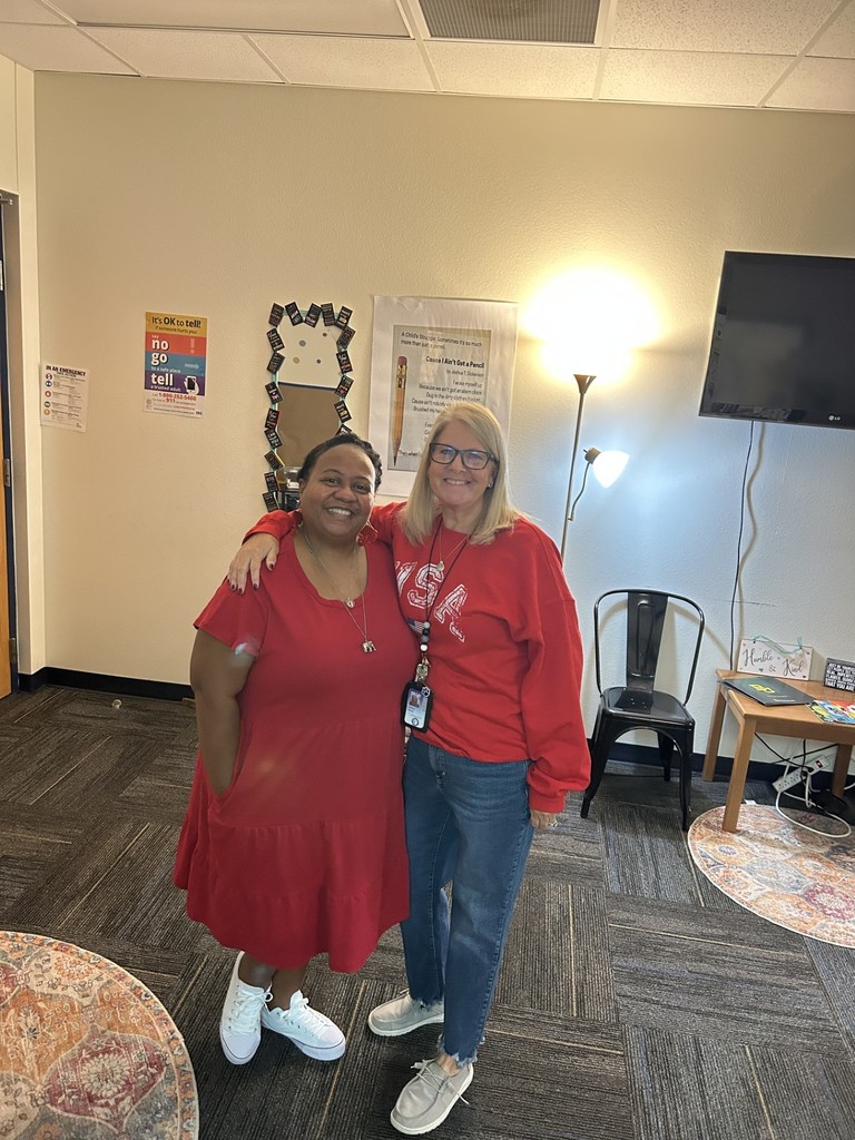 Neya Goudeau and Jeri Batchelor show school spirit.