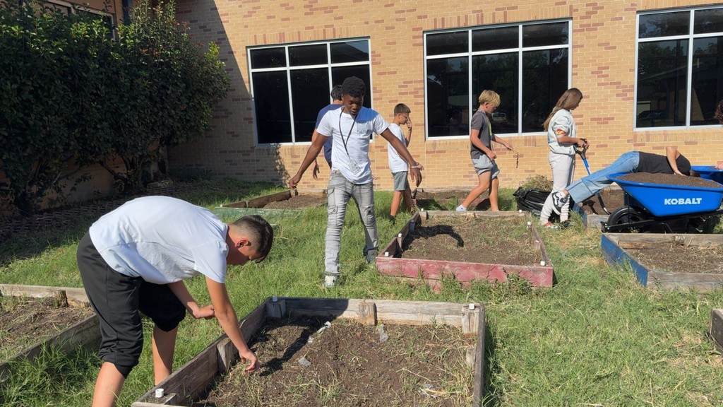 Students working on the gardens 