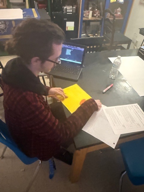 Students creating cards for faculty and staff for Thanksgiving