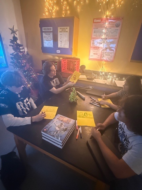 Students creating cards for faculty and staff for Thanksgiving