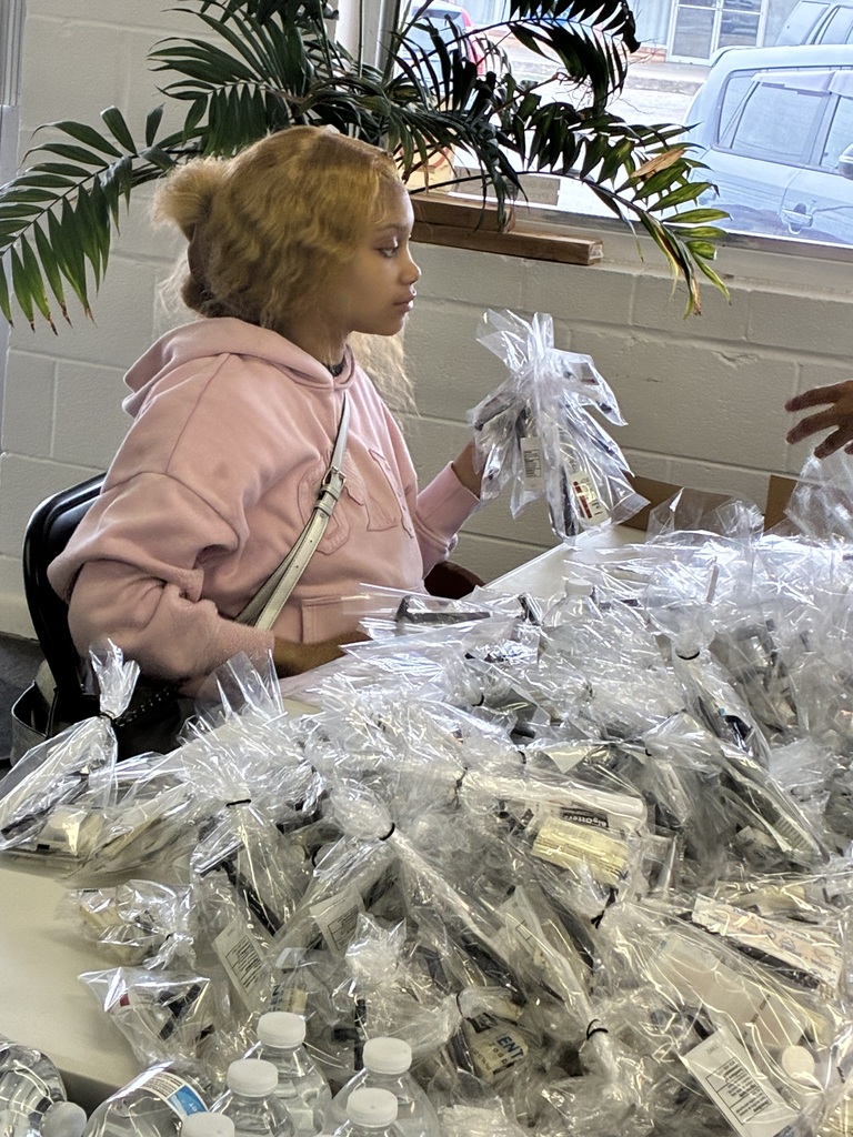 Crossroads Ambassadors volunteered at Fresh Fire CCI to help fill care packages