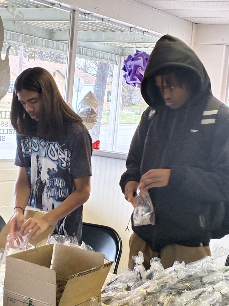 Crossroads Ambassadors volunteered at Fresh Fire CCI to help fill care packages