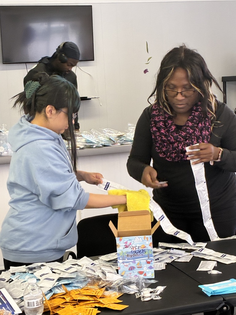 Crossroads Ambassadors volunteered at Fresh Fire CCI to help fill care packages