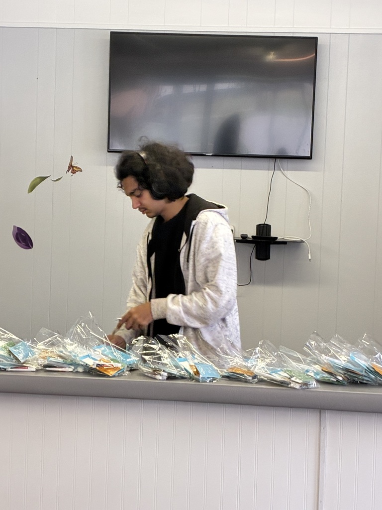 Crossroads Ambassadors volunteered at Fresh Fire CCI to help fill care packages