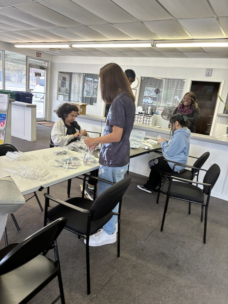 Crossroads Ambassadors volunteered at Fresh Fire CCI to help fill care packages