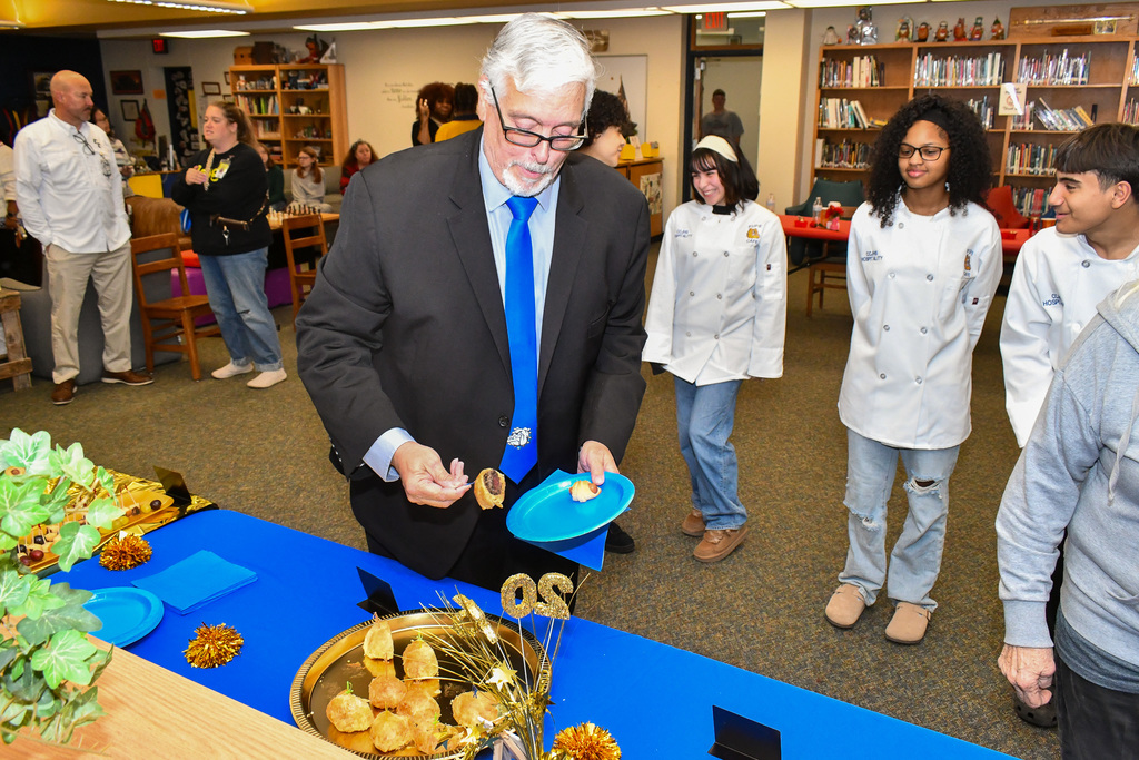 Trustee in a serving line